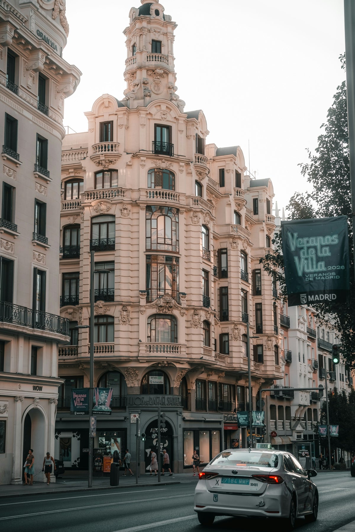 Edificio histórico en una esquina de Madrid